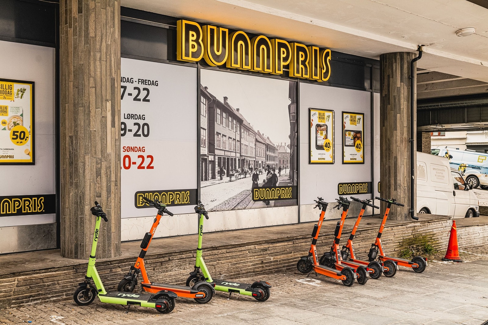 Flere dagligvarebutikker i umiddelbar nærhet. Kiwi, Rema 1000 og Bunnpris med sitt postkontor. Galleribilde