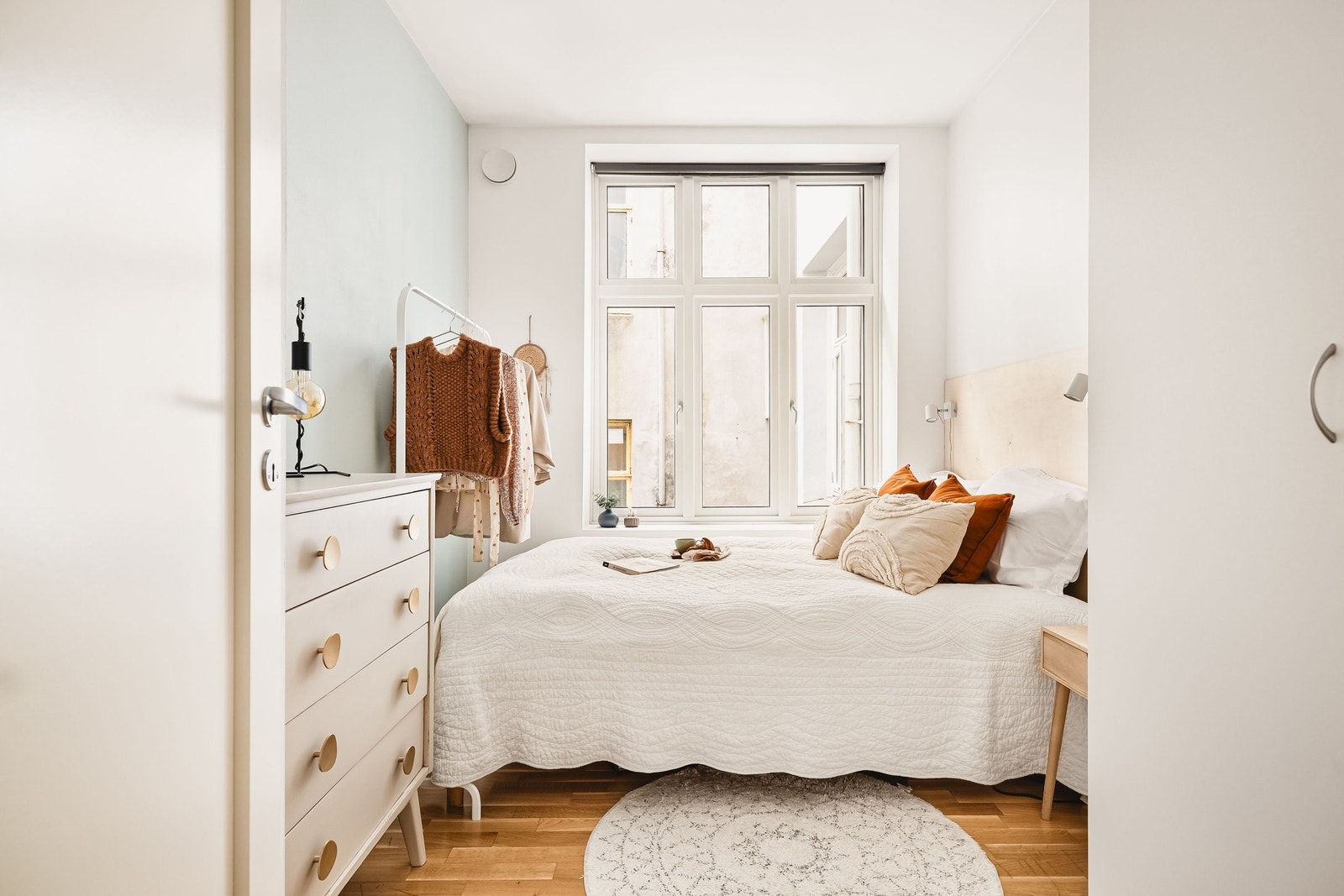 GOD MORGEN
Våkne opp. Forberede seg på en ny dag. Møte fremtiden. Eller trekke seg tilbake, lukke øynene og legge dagen bak seg. Rom for forfengelighet og velvære – og for drømmer av alle slag. Galleribilde