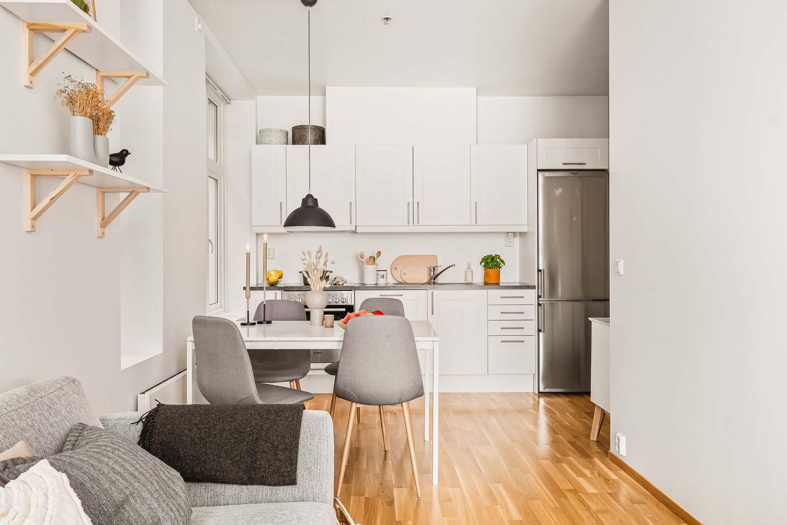 Hovedrommet består av stue og åpen kjøkkenløsning. Galleribilde