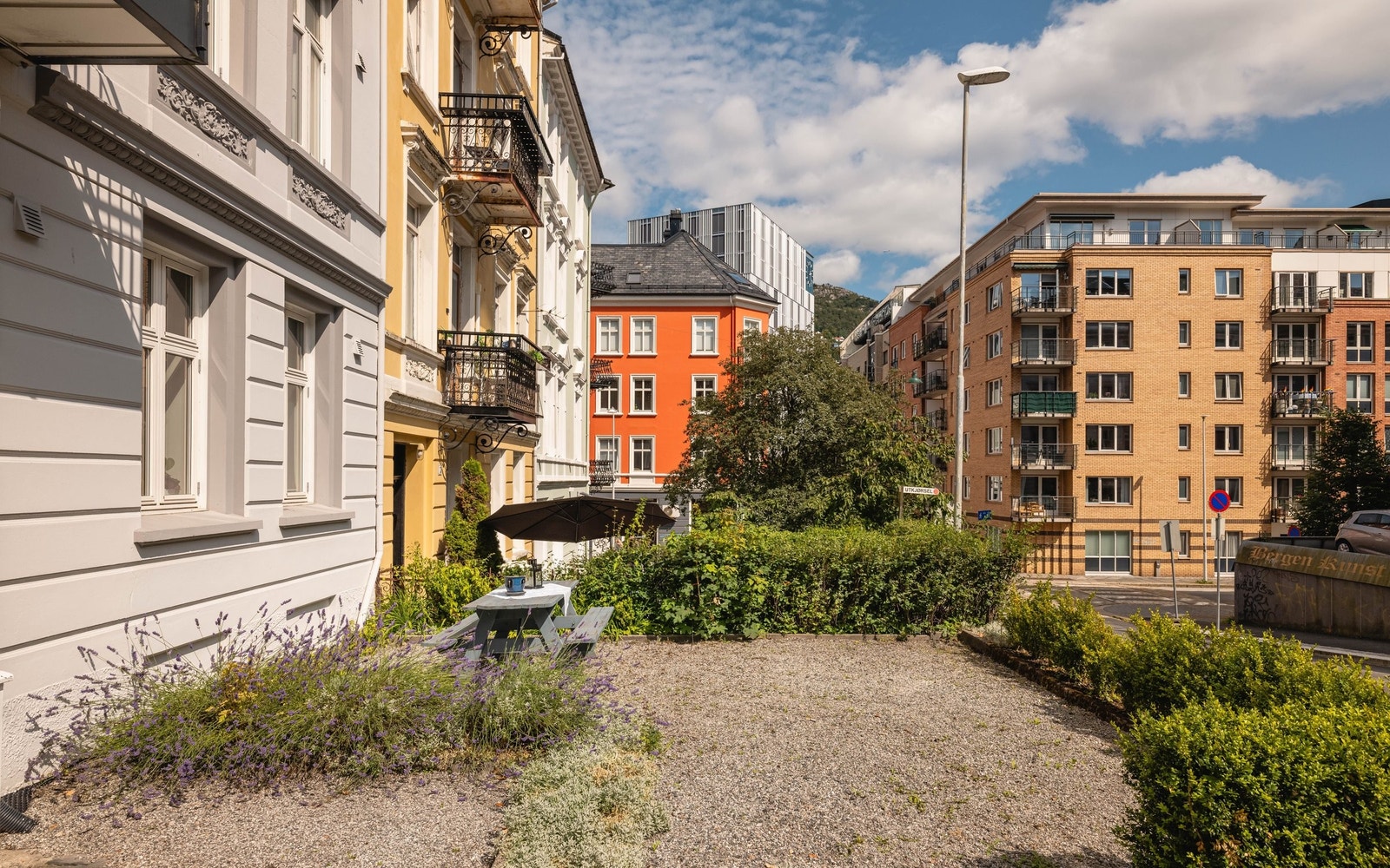 Borettslaget har en felles liten forhage. Galleribilde