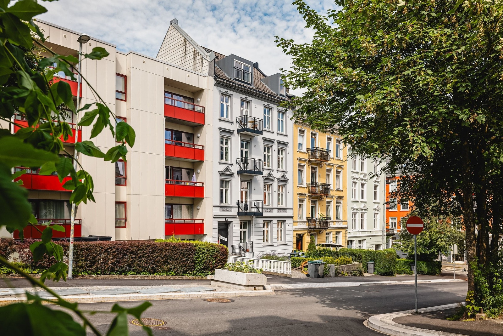 Bebyggelsen i området er primært vakker bygårdsbebyggelse samt noen moderne leilighetskomplekser. Galleribilde