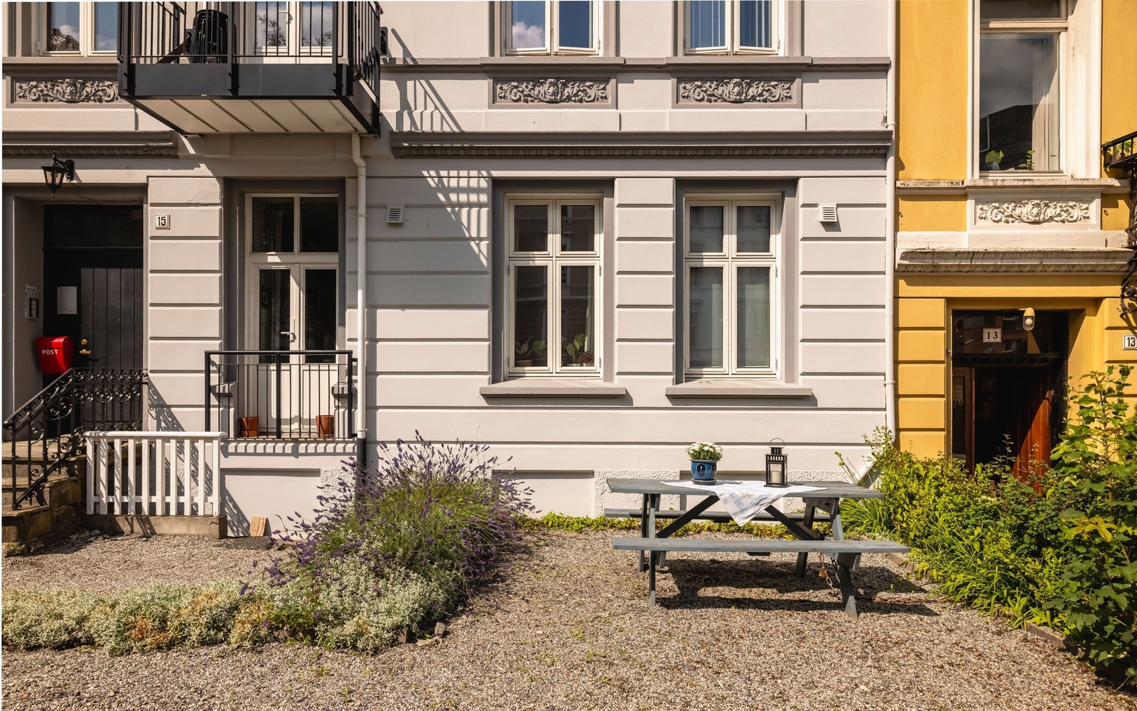 I forhagen kan man nyte livet utenfor og gjerne slå av en prat med naboen. Galleribilde