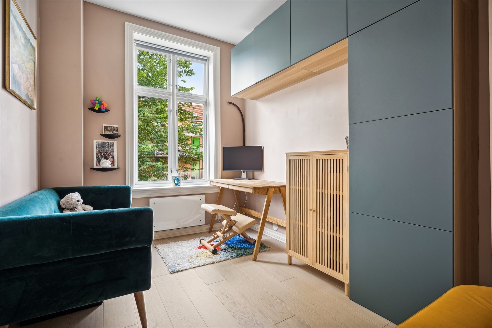 Leilighetens første soverom er per dags dato innredet som kontor. Her er det rikelig med oppbevaring i skap som medfølger salget. Galleribilde