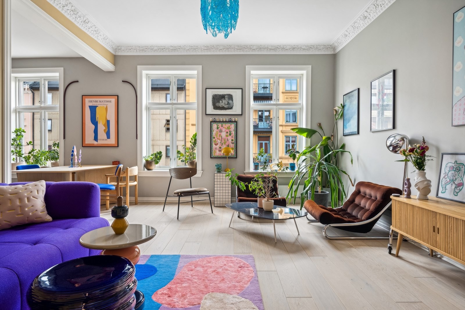 En vakker, klassisk perle med generøs takhøyde, store vinduer på rekke og rad samt rosett og stukkatur. Galleribilde