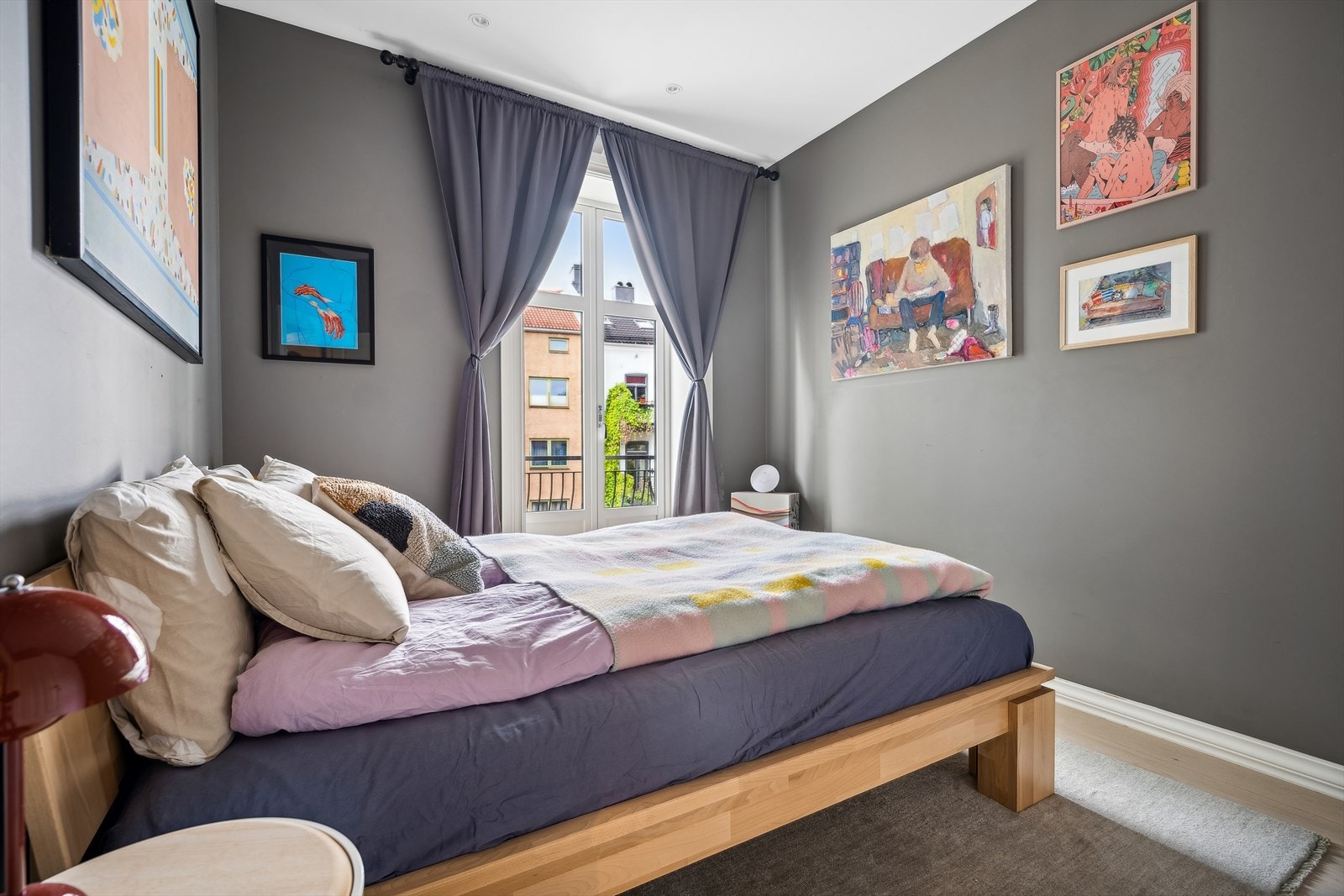 Hovedsoverommet er av god størrelse og har plass til dobbeltseng, nattbord og skap. Galleribilde