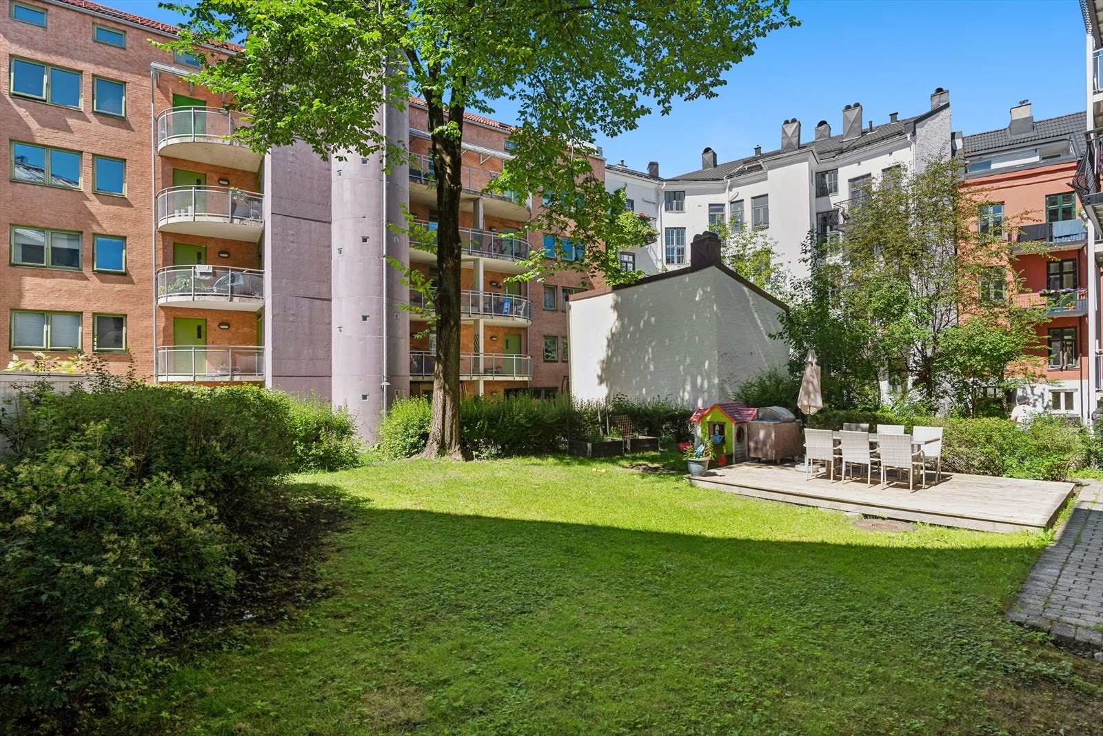 Pen bakgård med felles sittegruppe. Galleribilde