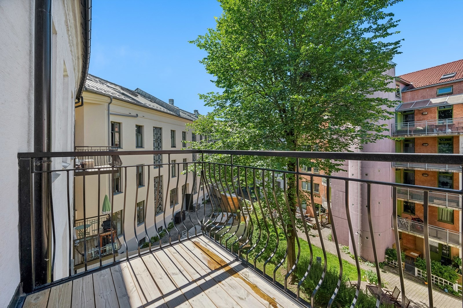 Balkongen vender mot bakgård og har gode solforhold. Det er sol på balkongen fra ca. kl 14- 18:30 sommerstid. Galleribilde