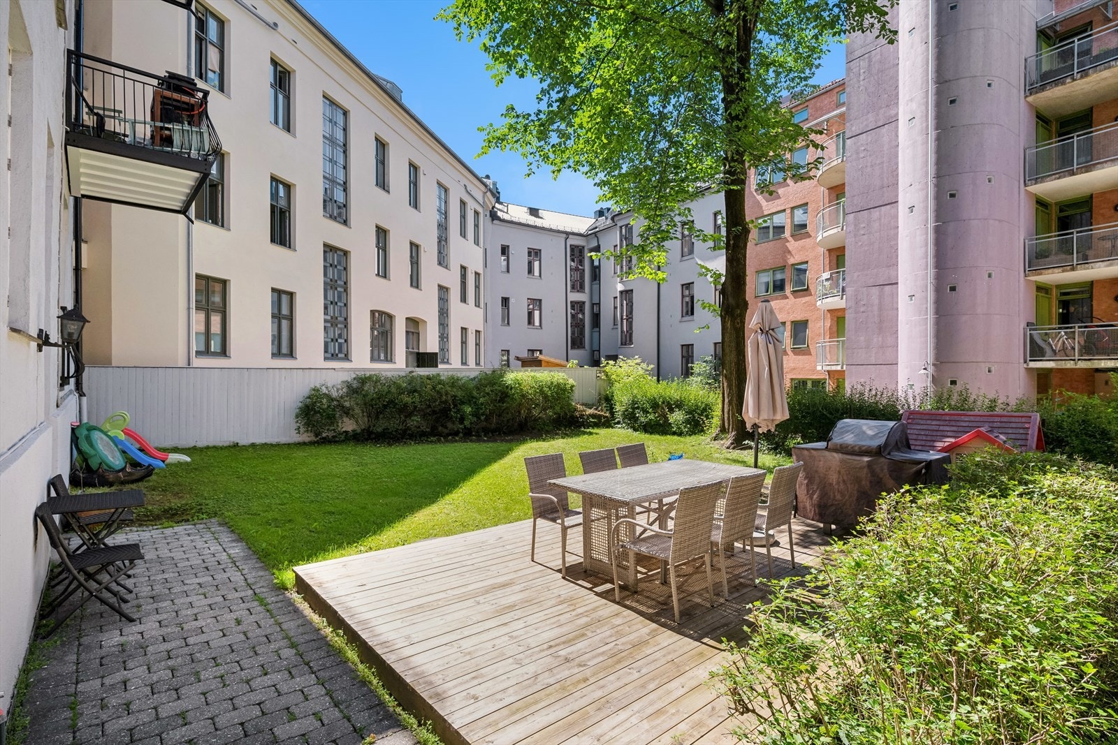 Sameiet består av 10 seksjoner. En herlig bakgård, i tillegg disponeres det en felles takterrasse. Galleribilde