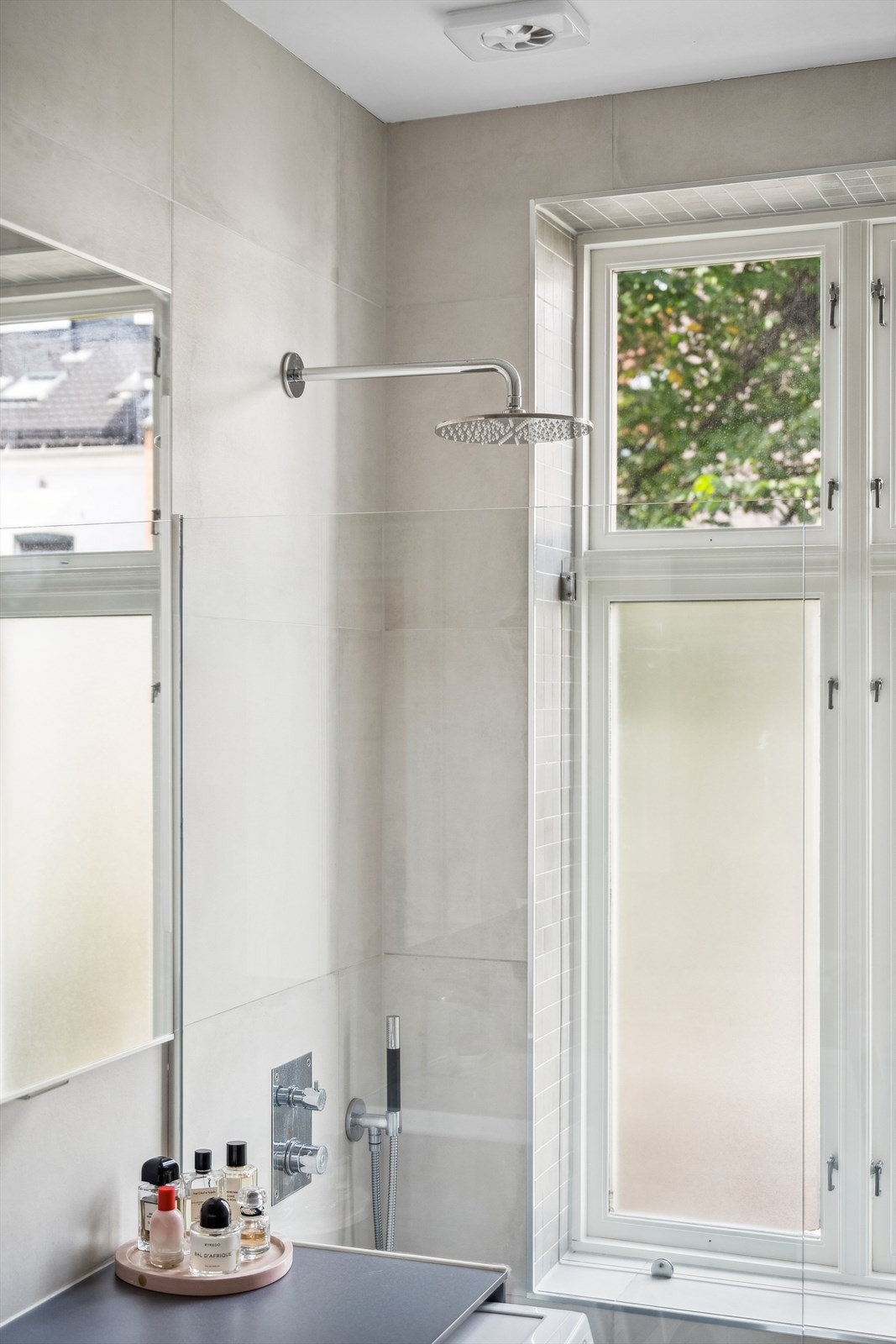 Det er regnfallsdusj, samt et dusjhode som er mer mobilt. Badet har både naturlig ventilasjon fra vindu men også mekanisk ventilasjon. Galleribilde
