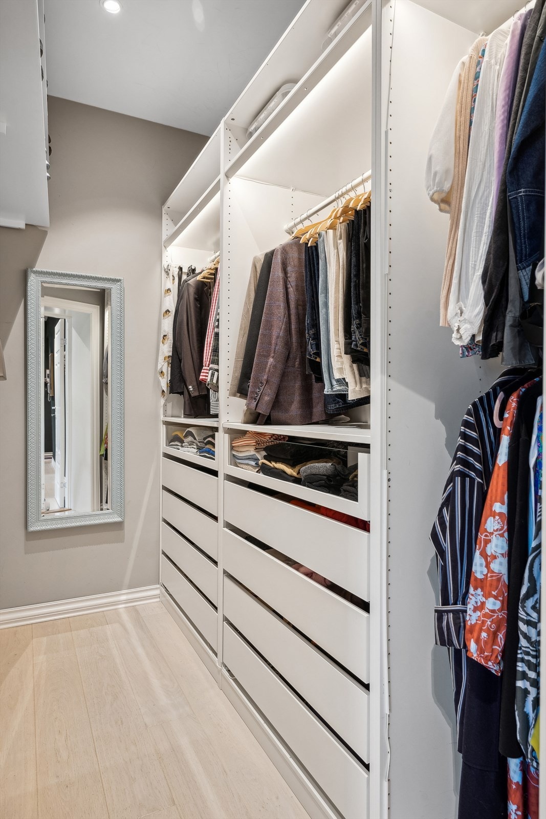 Rett utenfor hovedsoverommet har vi et omkeldningsrom/walk-in med fine PAX-garderobeskap fra IKEA. God oppbevaring i leiligheten, i tillegg disponerer leiligheten en kjellerbod på ca 8 kvm. Galleribilde