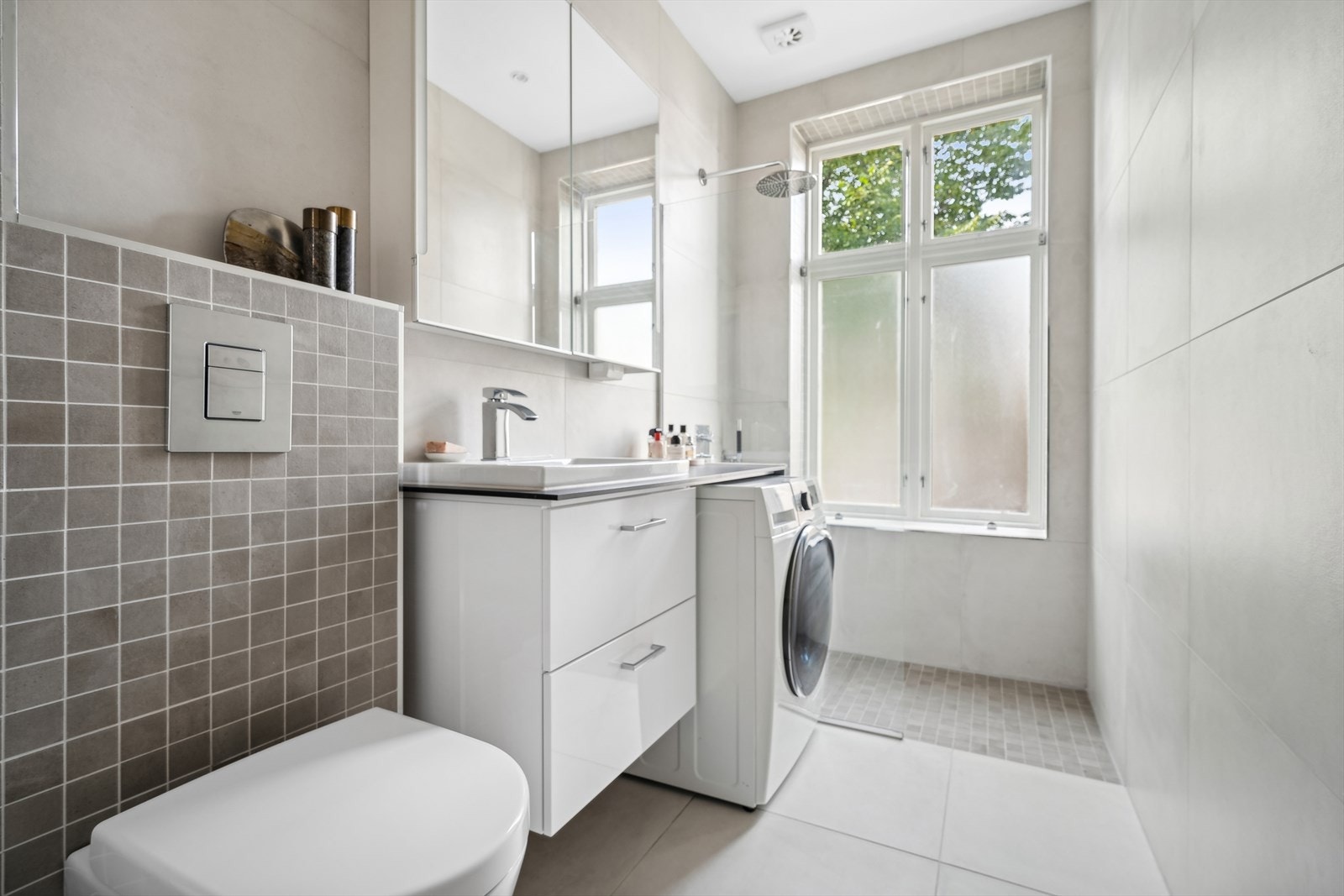 Stilrent og pent flislagt bad oppusset i 2017 av fagfolk. Badet er av god størrelse med opplegg for vaskemaskin. Det er inkludert varmtvann i fellesutgiftene. Galleribilde