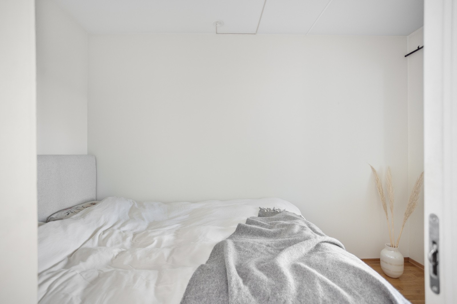 Soverommet har samme gode standard som resten av leiligheten med eikeparkett på gulv, glatte lysmalte overflater og skjult elektrisk anlegg. Galleribilde