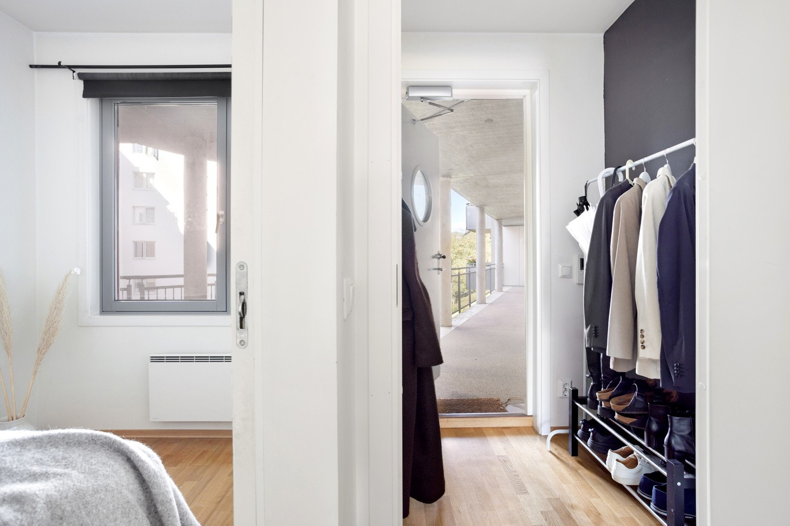 God standard med eikeparkett på gulv, glatte lysmalte overflater med en mørk kontrastvegg og skjult elektrisk anlegg. Galleribilde