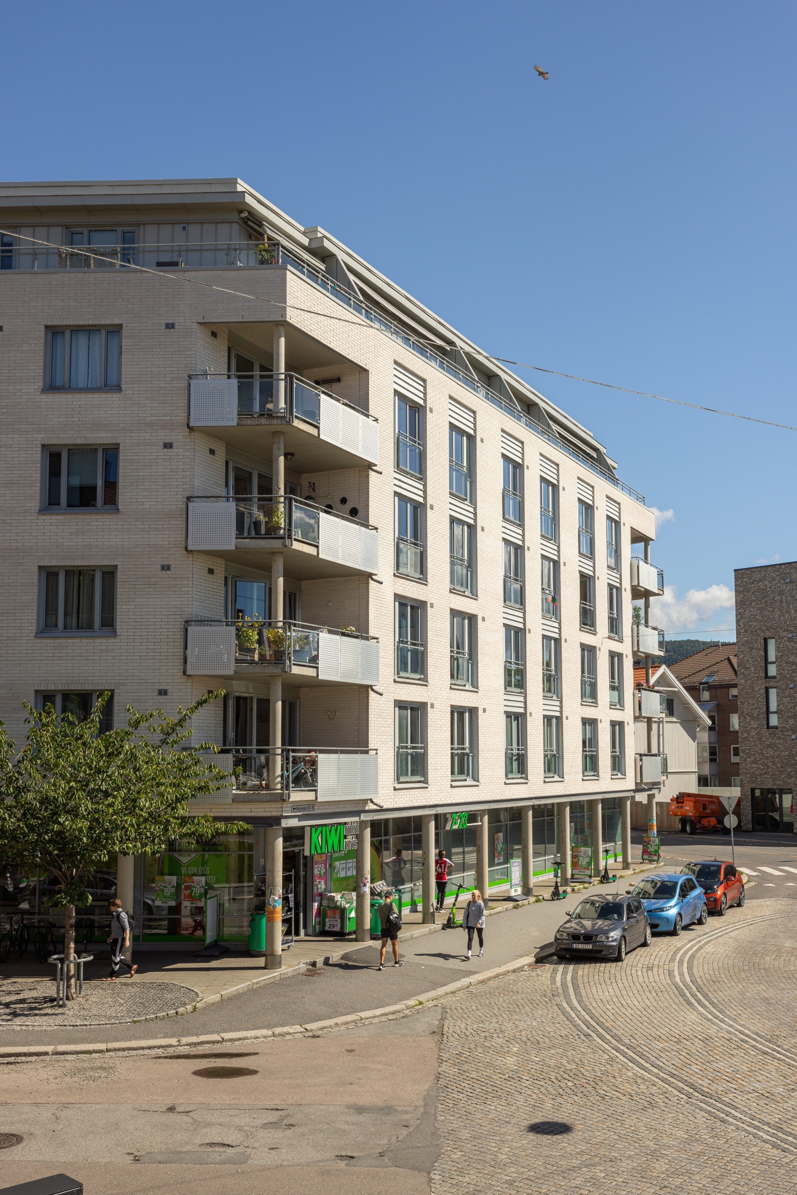 Leiligheten ligger meget sentralt, i et attraktivt boligområde på Bjølsen. Kort gangavstand til BI, Nydalen og Storo med et bredt utvalg av butikker og andre servicetilbud. Galleribilde