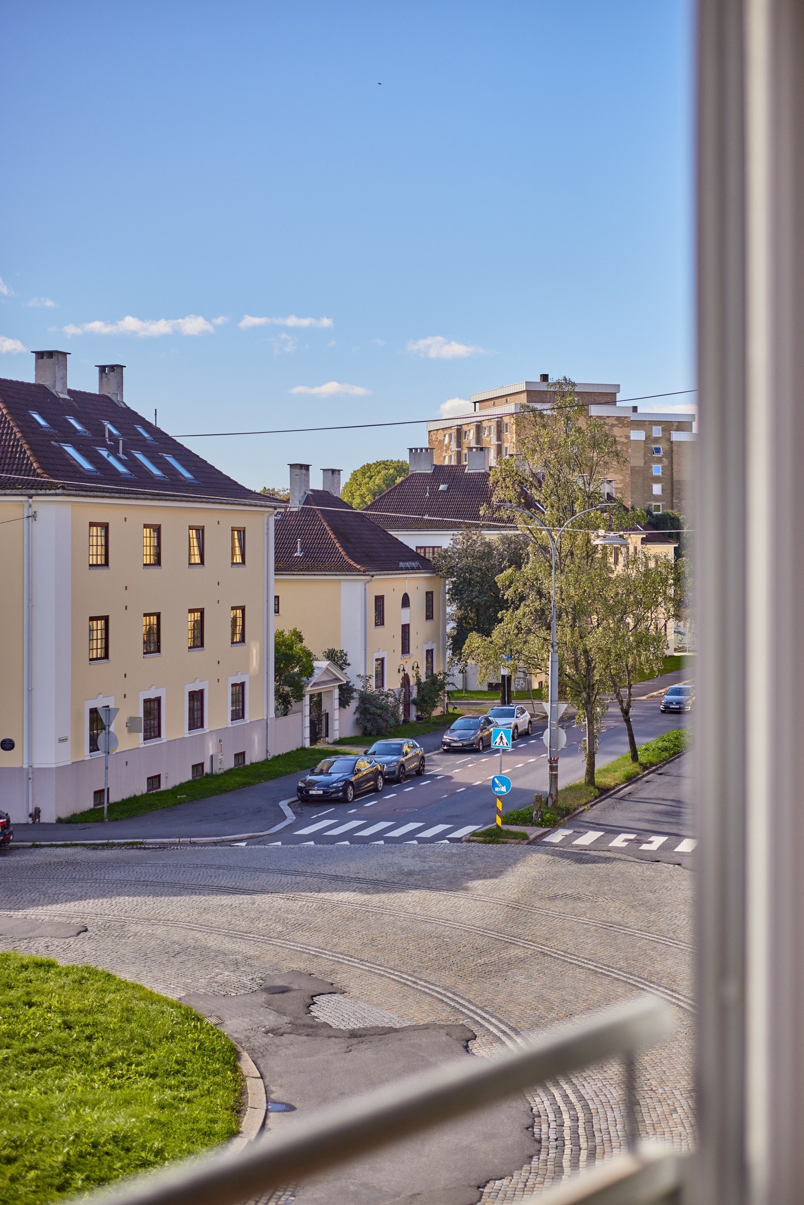 Det er doble balkongdører som åpner opp til en fransk balkong som gir en luftig romfølelse. Galleribilde