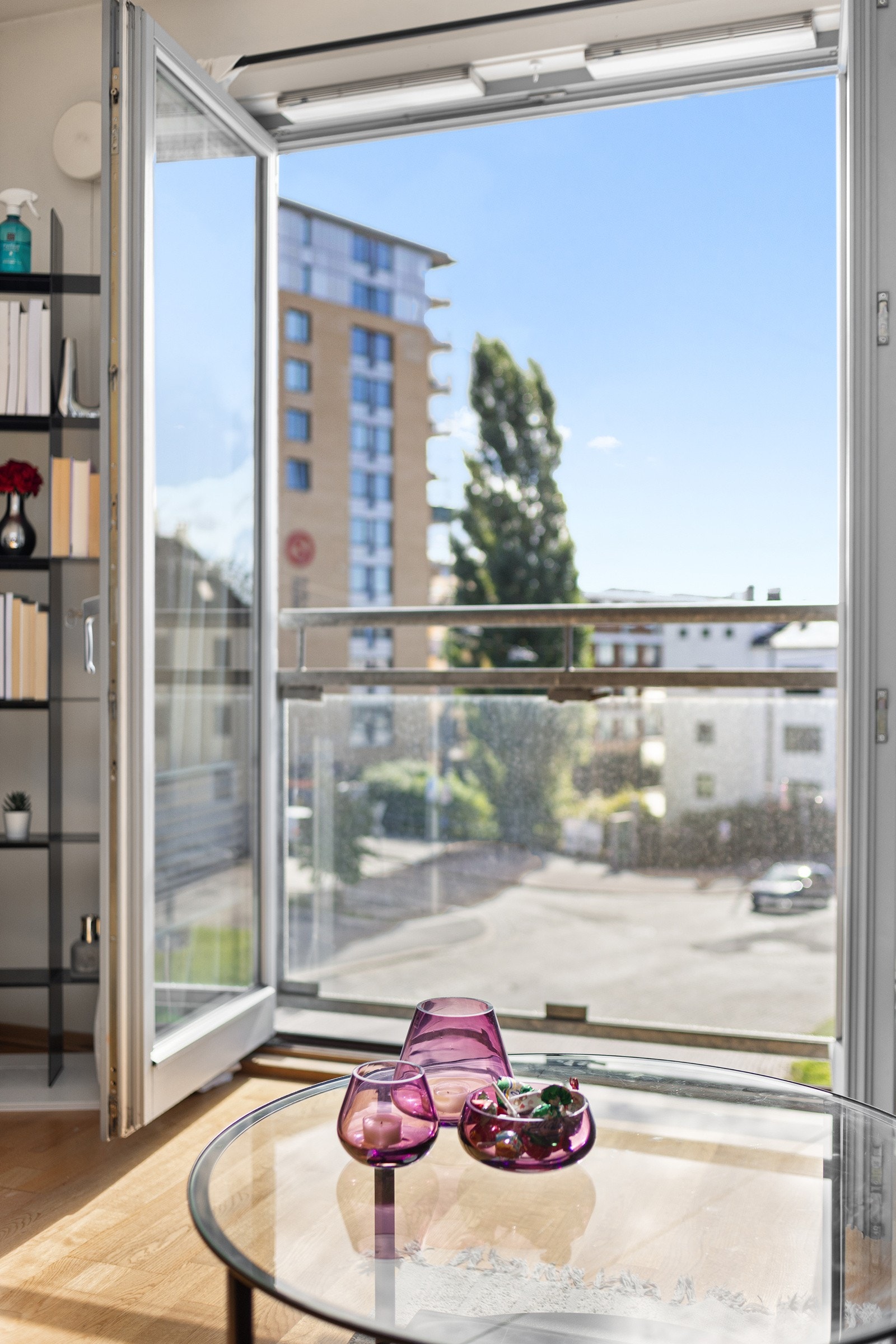 De store vindusflatene slipper inn rikelig med naturlig lys. Galleribilde