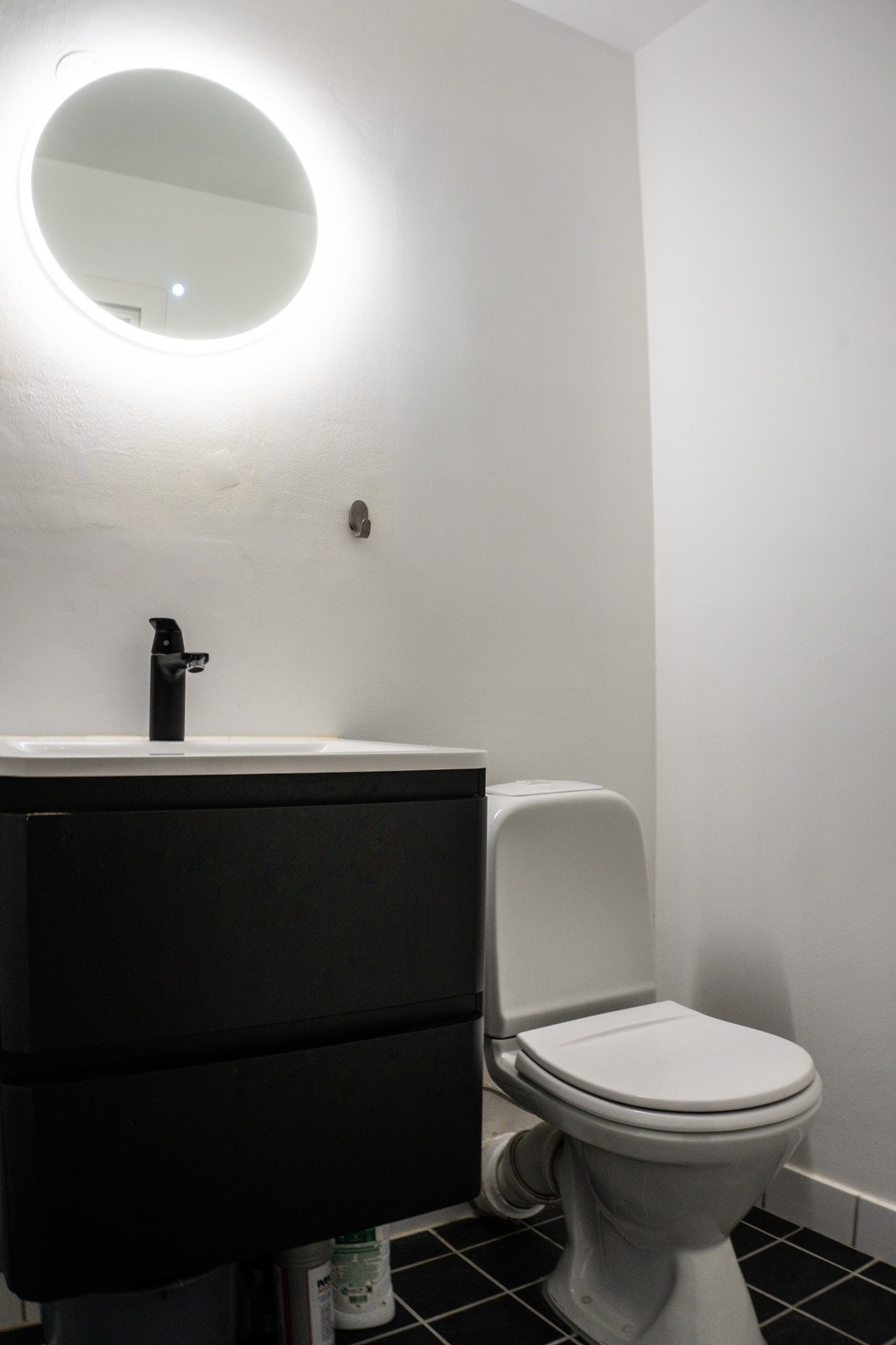 Badet er innredet med flotte fliser, dusjhjørne, og praktiske oppbevaringsmuligheter. Galleribilde