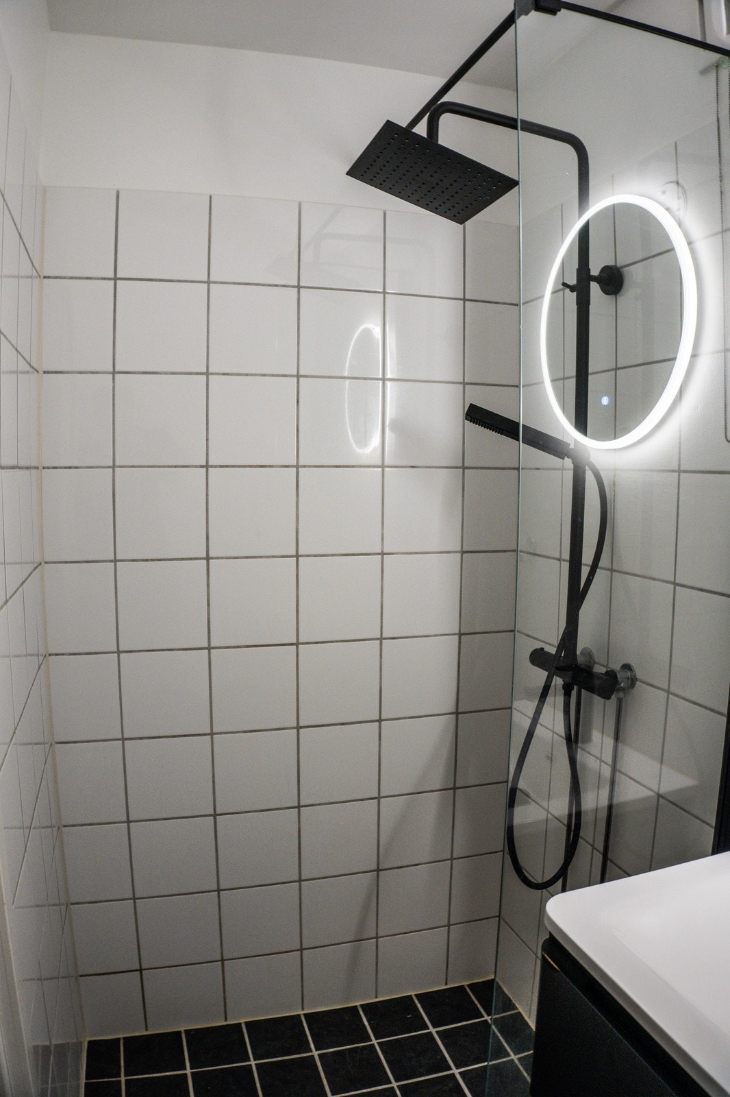 Badet er stilrent og praktisk. Galleribilde