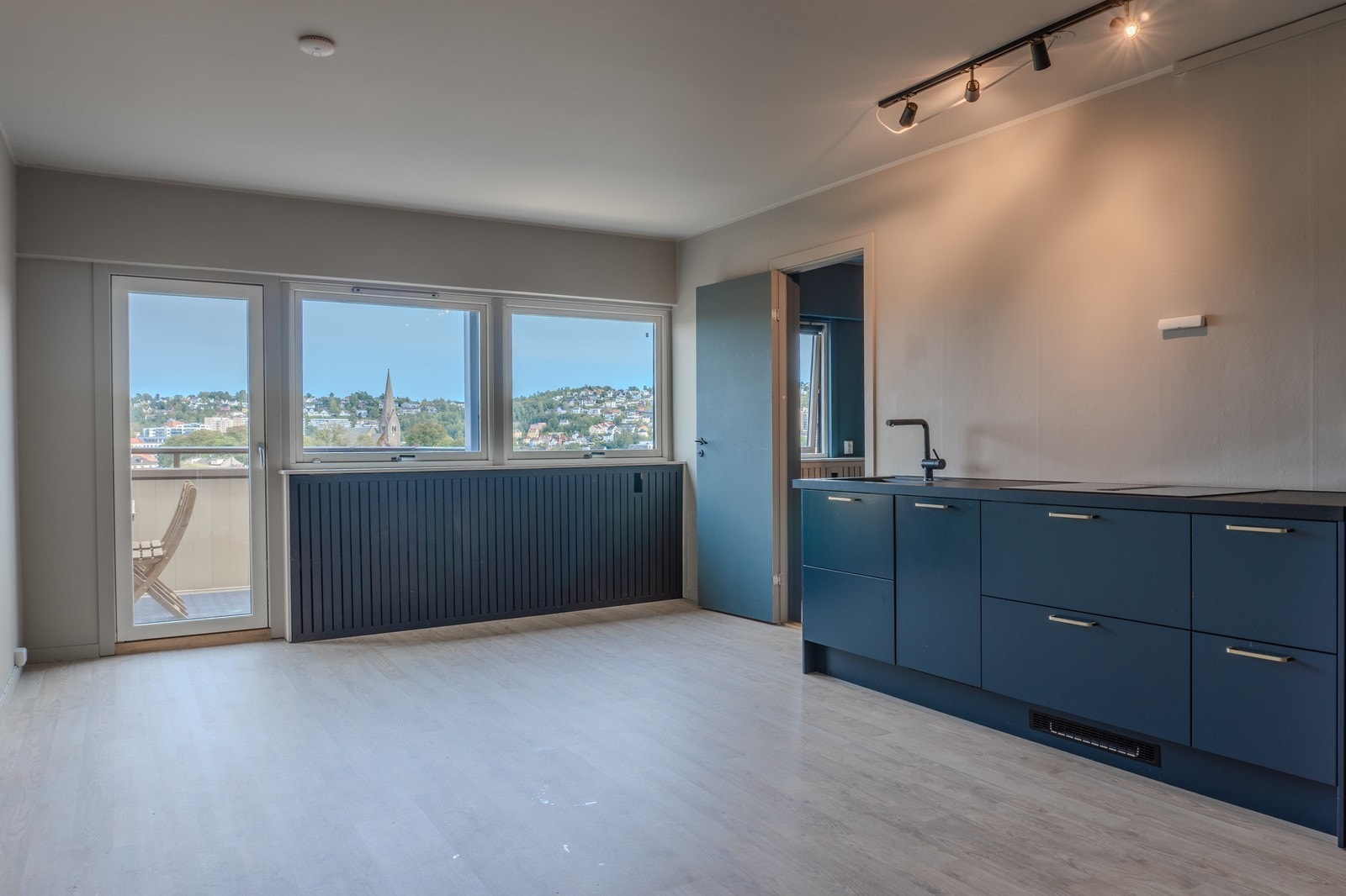 kjøkkenet er moderne og funksjonelt, med godt med skapplass og arbeidsflate. Galleribilde
