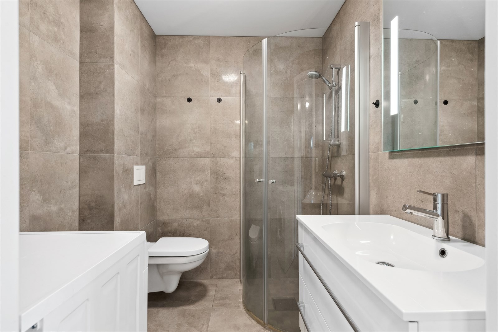 Flislagt baderom med tidsriktig uttrykk. Galleribilde