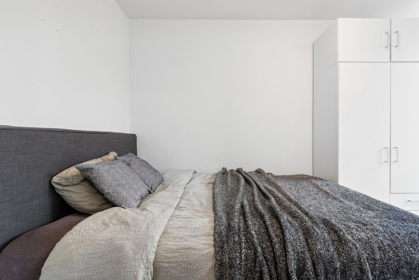 Her er det plass til både seng og tilpasset garderobeløsning. Galleribilde