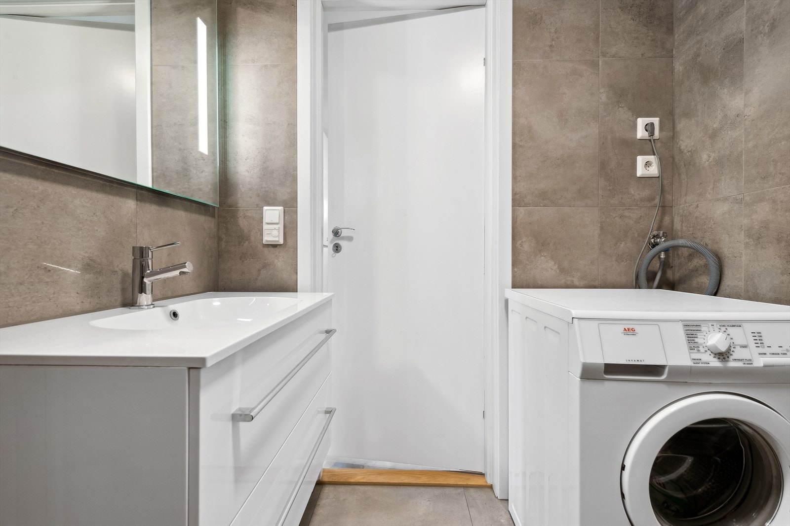 Baderommet kombineres med vaskerom og har således plass med opplegg til vaskemaskin. Galleribilde