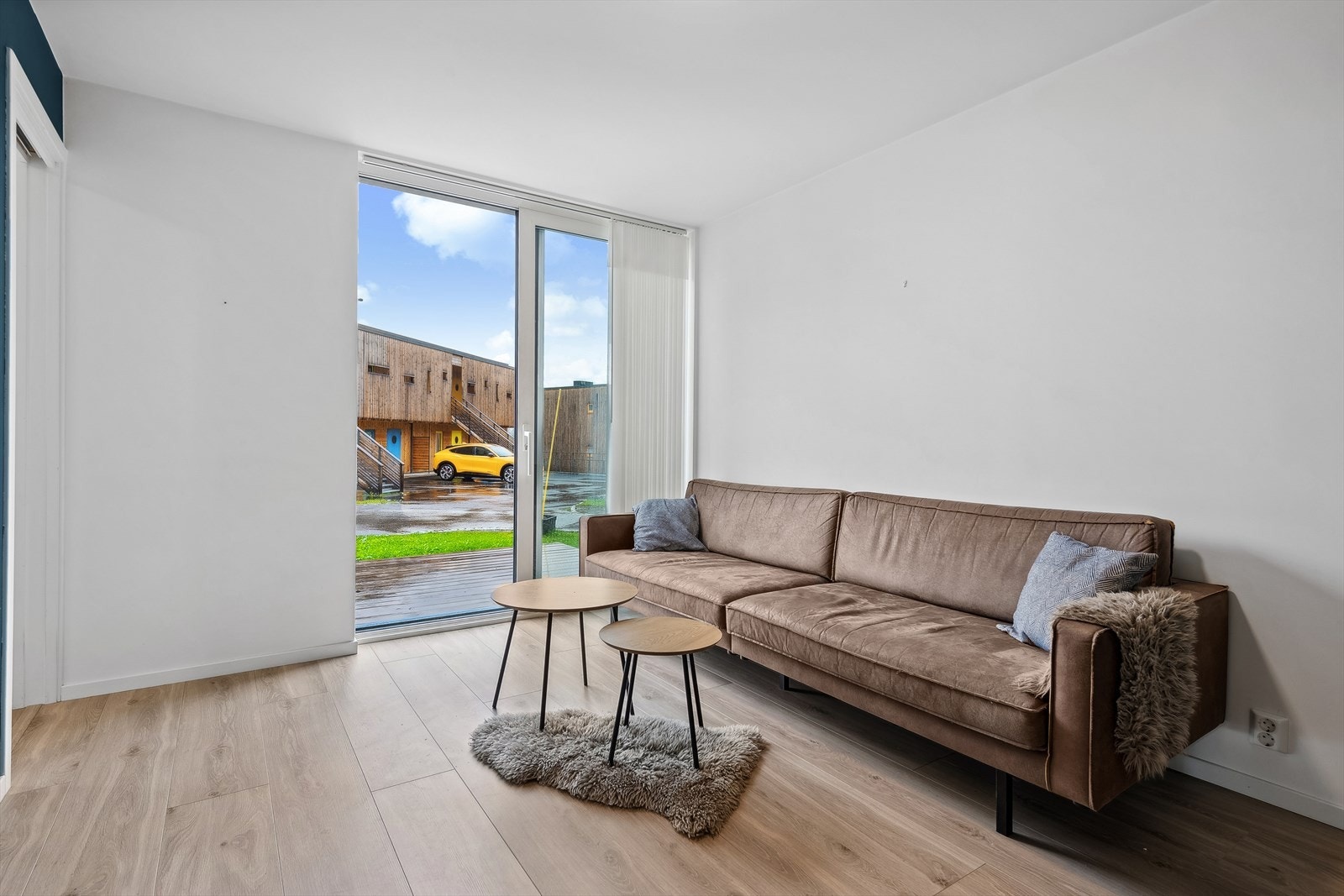 Terrassedøren går fra gulv til tak og gir rikelig med naturlig lys inn. Galleribilde