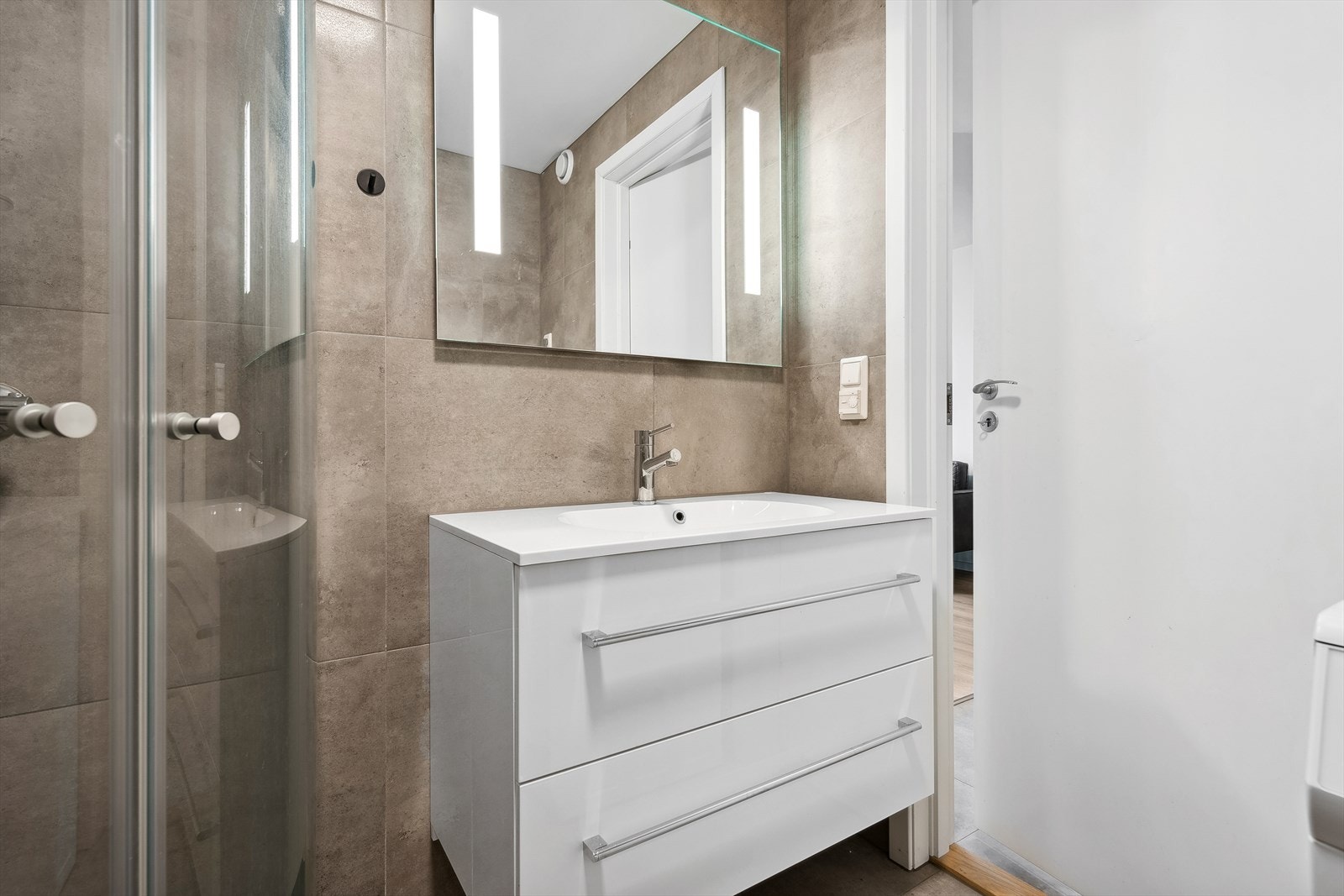 Rommet er utstyrt med toalett, dusjhjørne og baderomsinnredning. Galleribilde