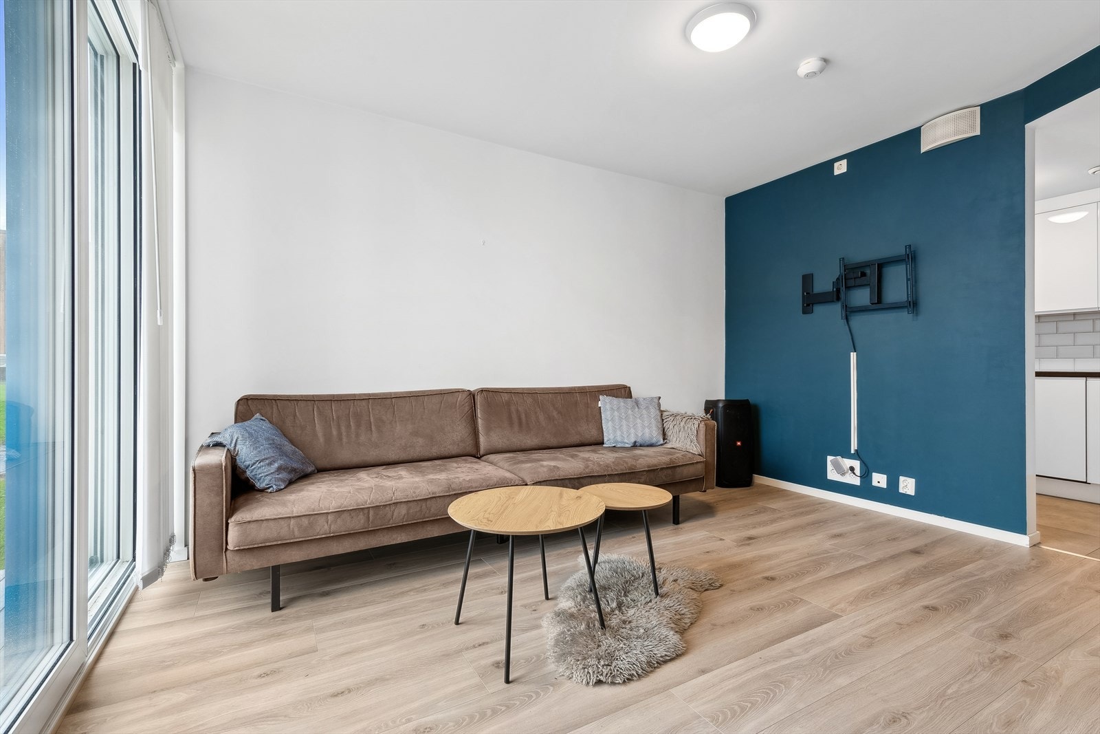 Utgang fra stuen til egen nord-vestvendt platting. Galleribilde