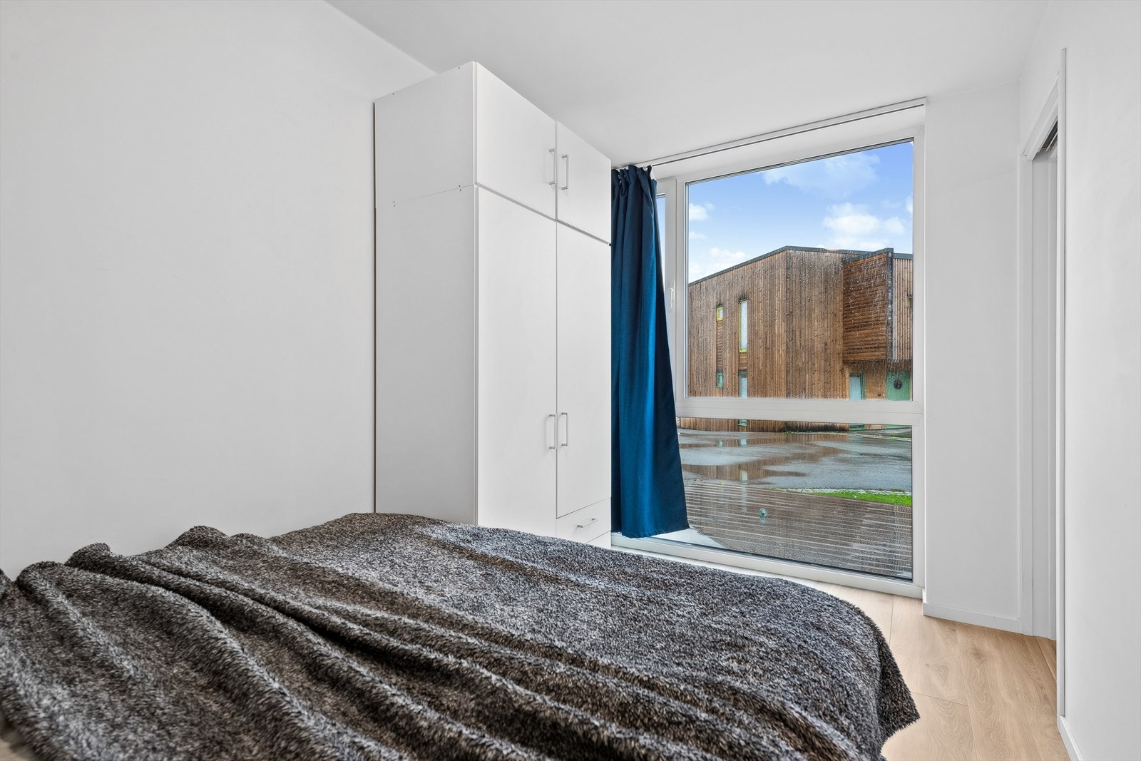 På soverommet har du gulv-til-tak vindu som tilfører rikelig med naturlig lys. Galleribilde