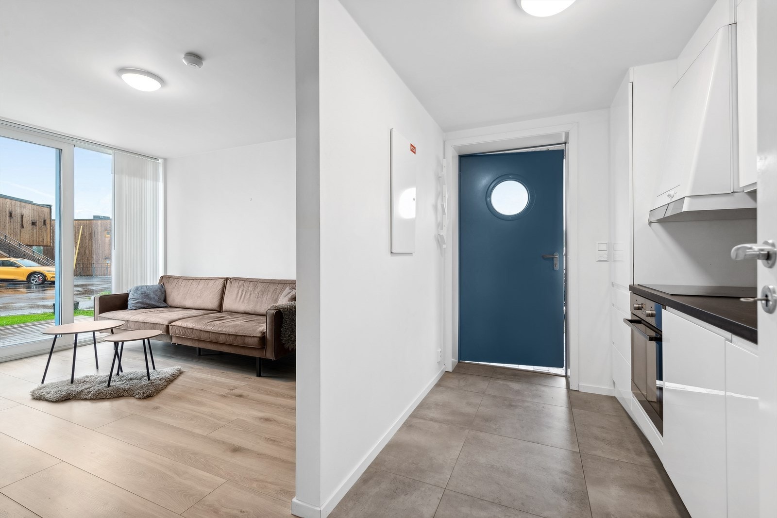 Det er kun en vegg som skiller mellom stuen og kjøkkenet. Galleribilde