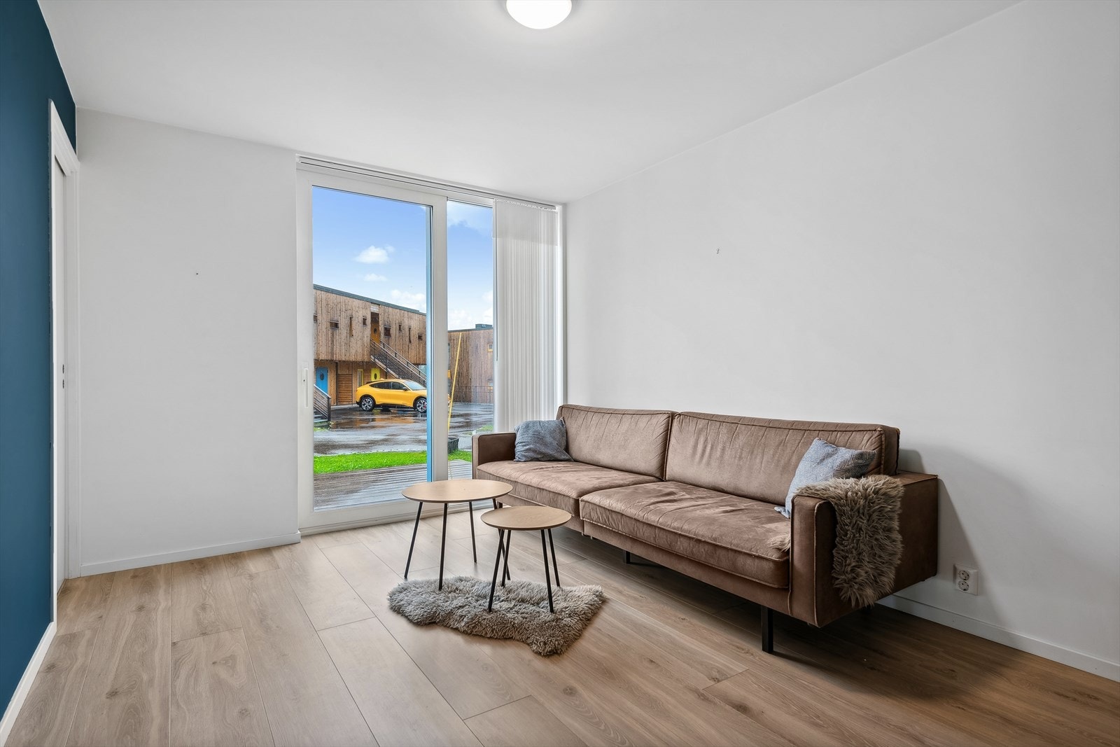 Stuen har lyse overflater med en kontrastvegg. Galleribilde