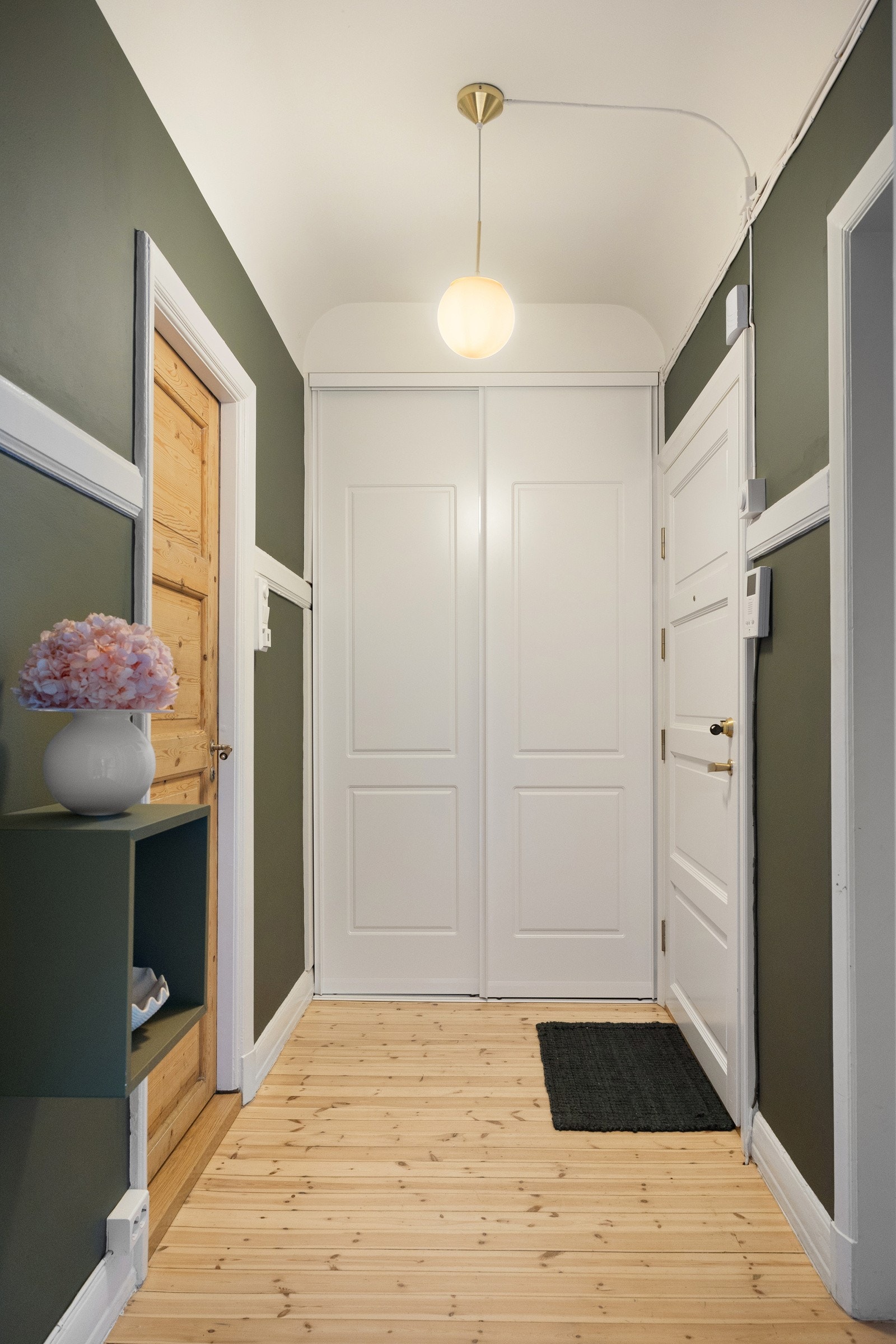 Entré/gang med skyvedørsgarderobe. Galleribilde