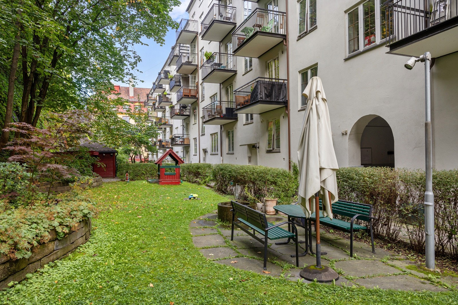Bakgården er pent opparbeidet med både sittegrupper, tørkestativ og fontene. Galleribilde