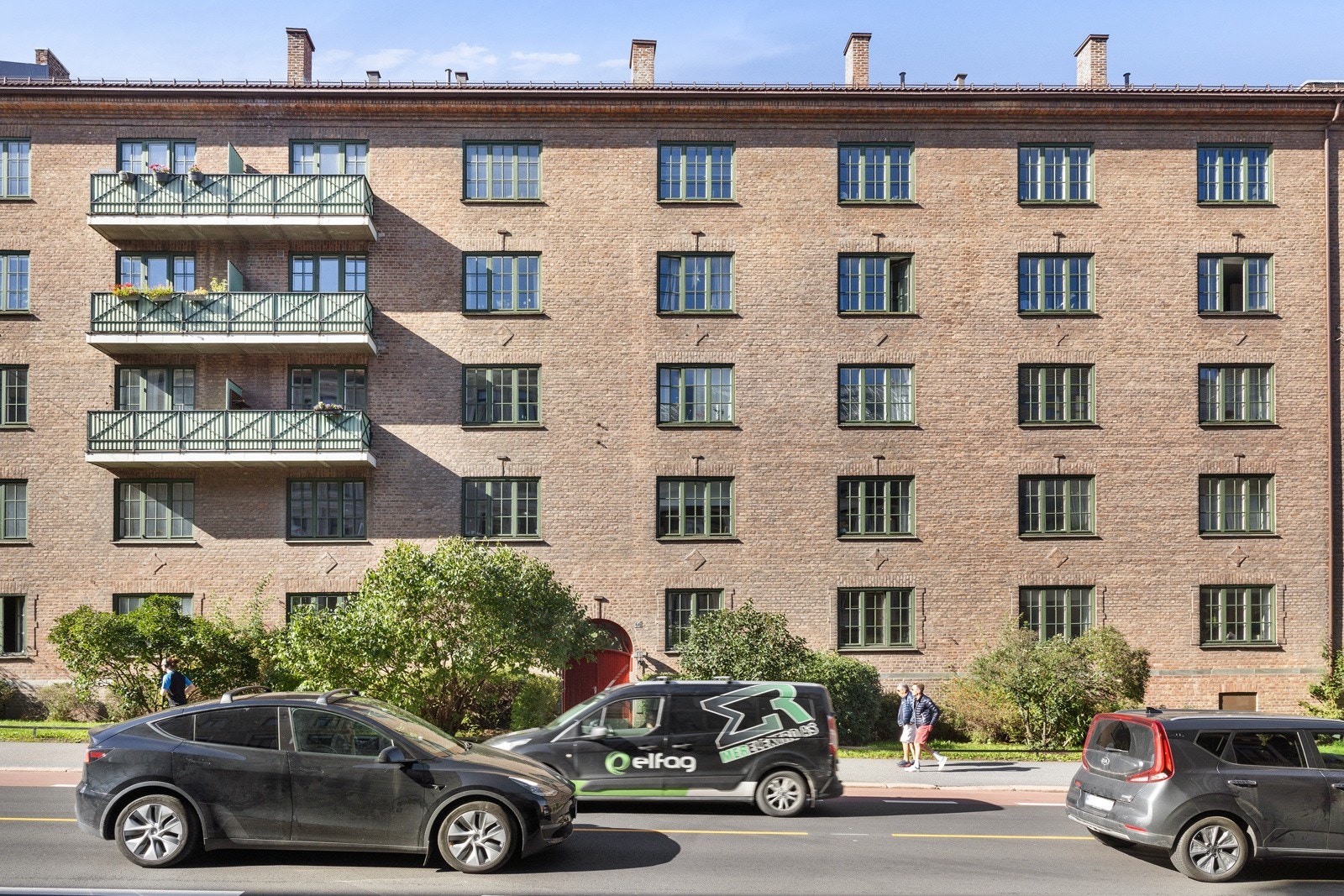 Leiligheten ligger i 5.etasje, hvor balkongen vender mot bakgården. Galleribilde