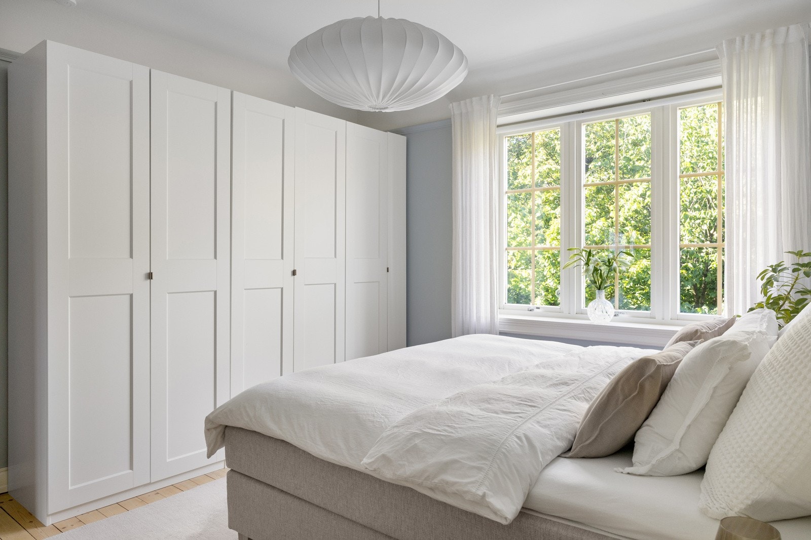 Store garderobeskap med god plass til oppbevaring. Galleribilde