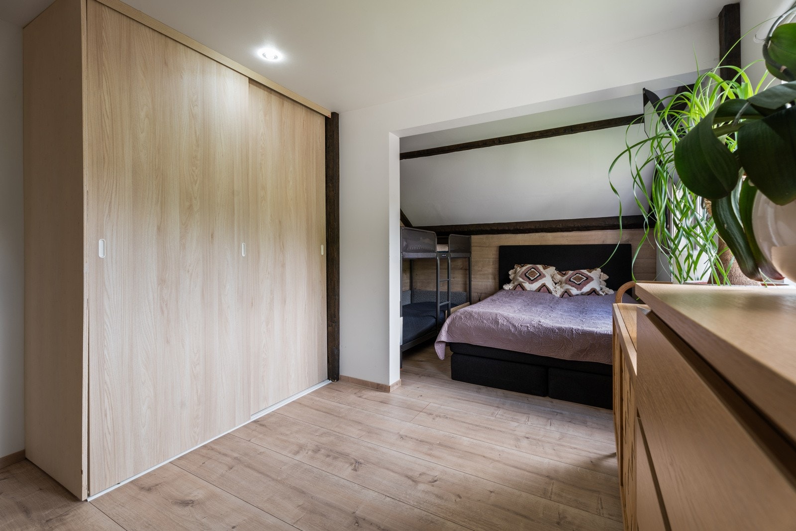 Her er det montert stor skyvedørsgarderobe med god plass til oppbevaring. Galleribilde