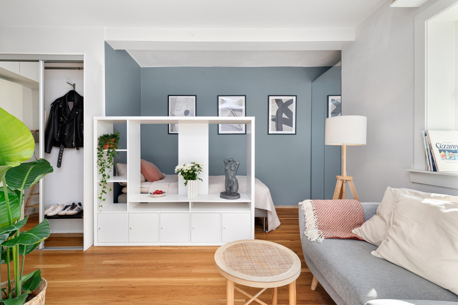 Mange muligheter for oppbevaring i skap og hyller. Galleribilde