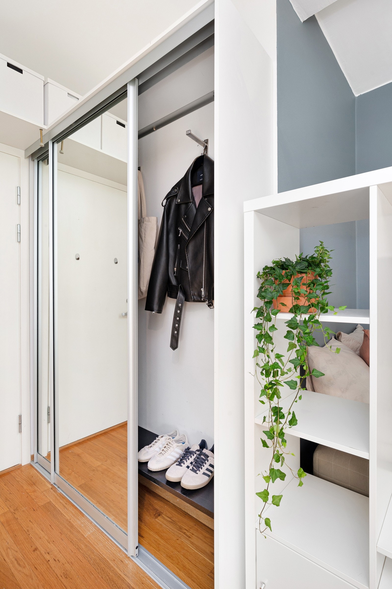Praktisk skyvedørsgarderobe til oppbevaring medfølger. Galleribilde