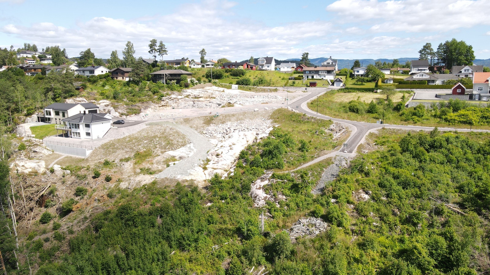 Høydeforskjellene på feltet gjør at alle tomtene får utsikt Galleribilde