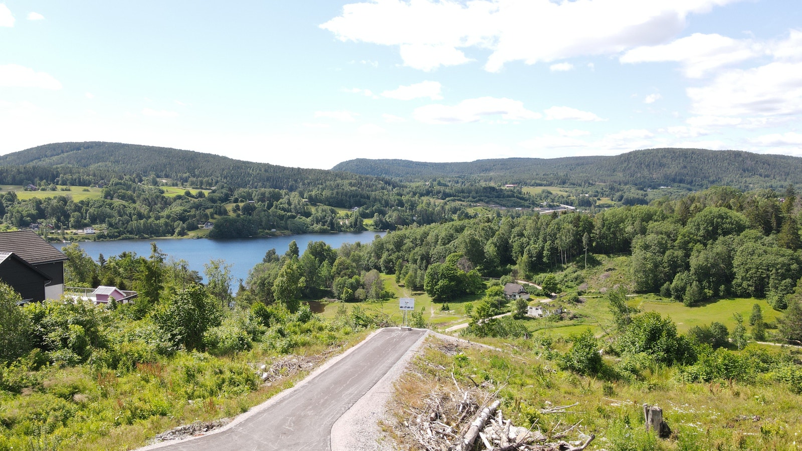 Tomt 10 og 9 ligger på hver sin side av denne stikkveien Galleribilde