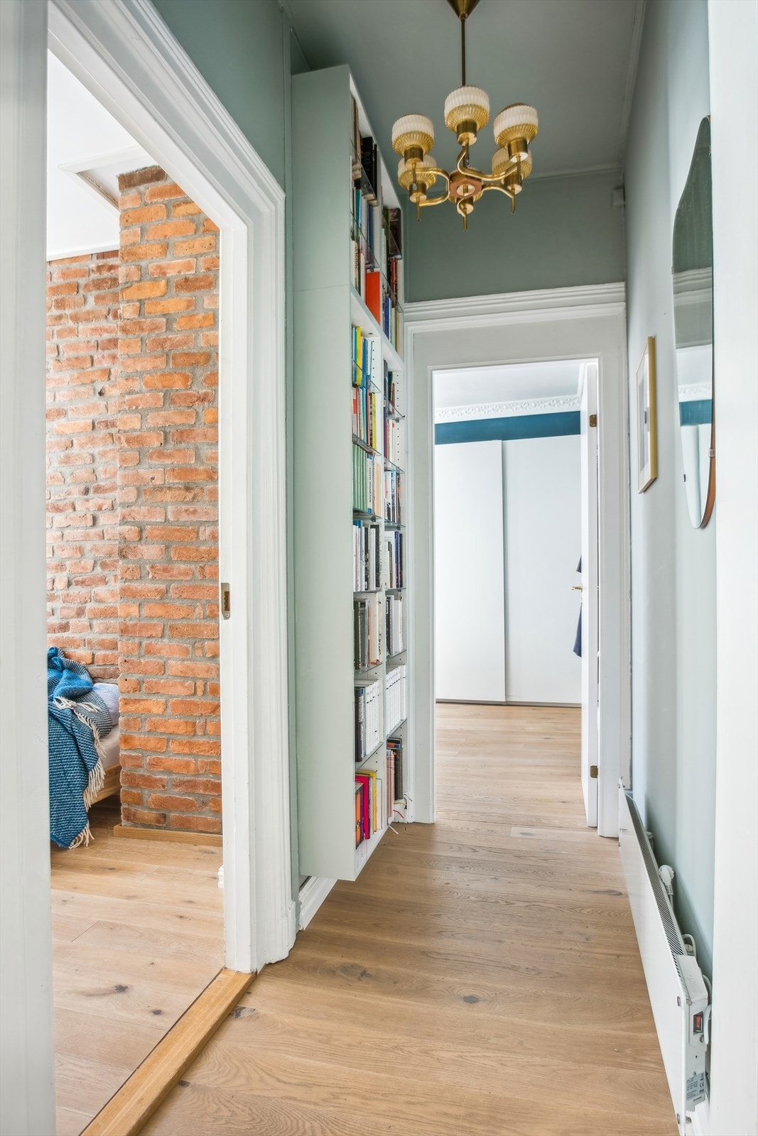 Mellomgang til soverommene gir rom for ekstra lagring Galleribilde