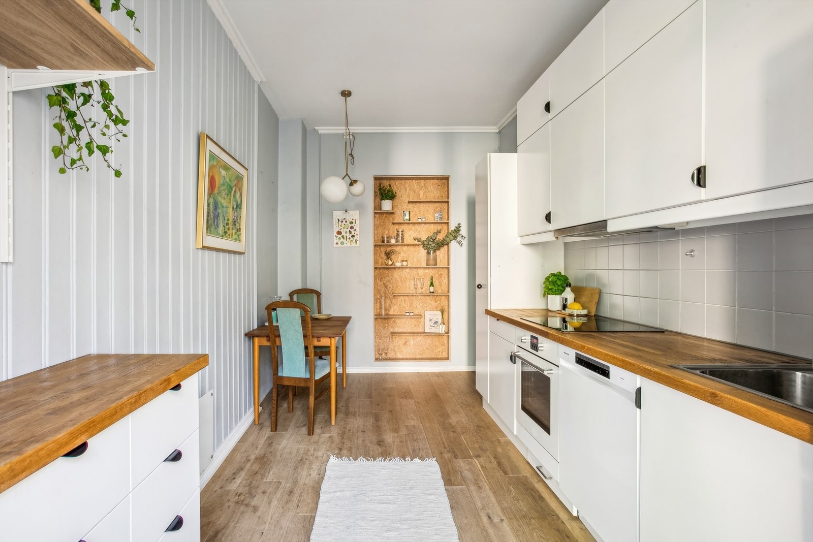 Her kan du sette inn langbord og utnytte lengden på kjøkkenet hvis ønskelig Galleribilde