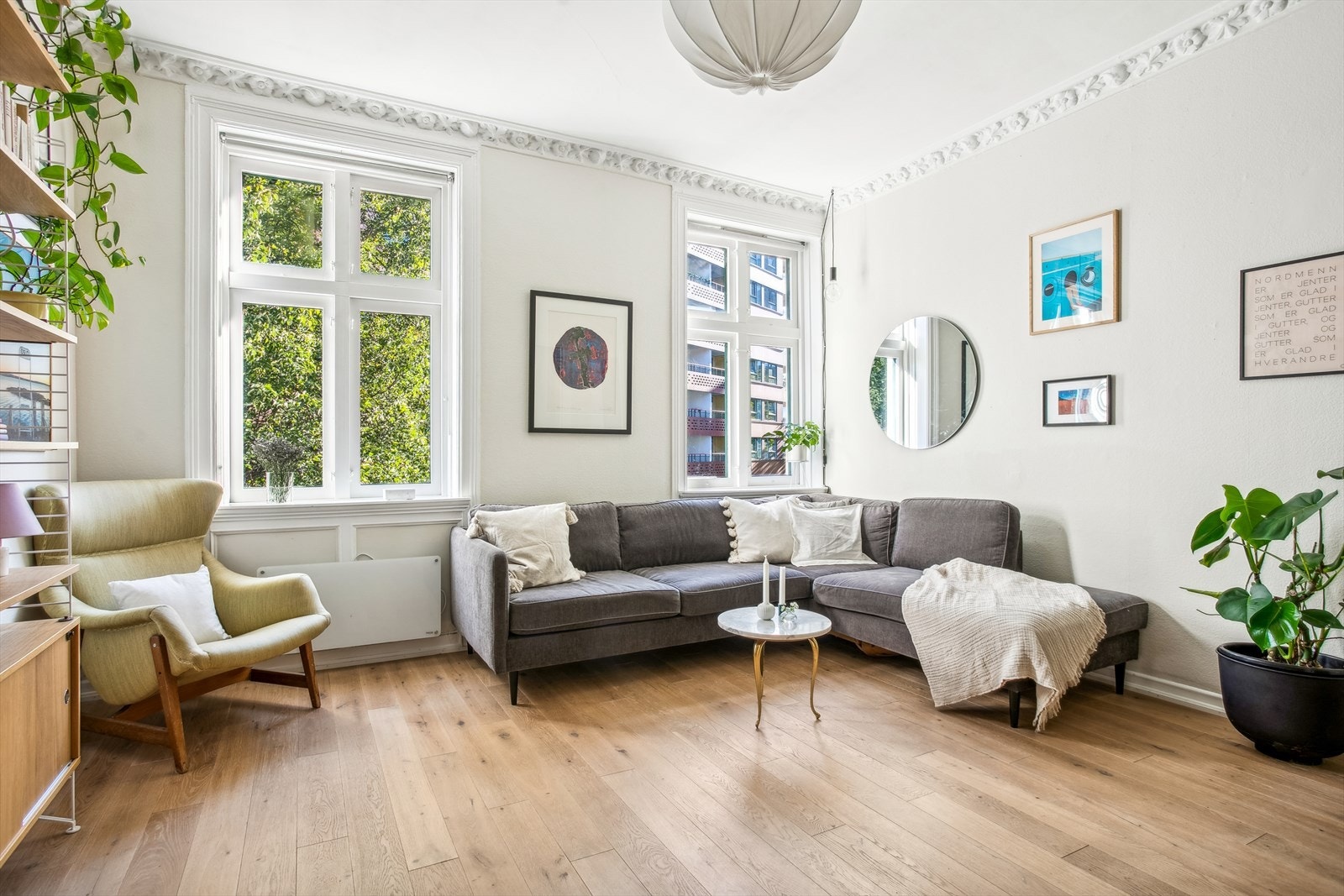 Stuen er av god størrelse og gir rom for en større sofaseksjon og spisebord Galleribilde