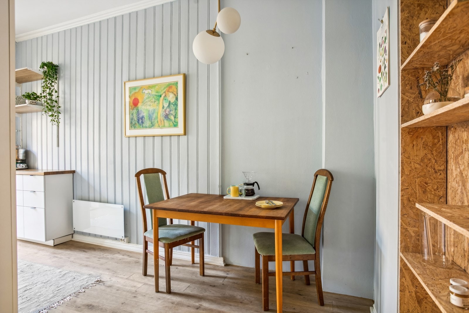 Romslig kjøkken med egen spiseplass Galleribilde