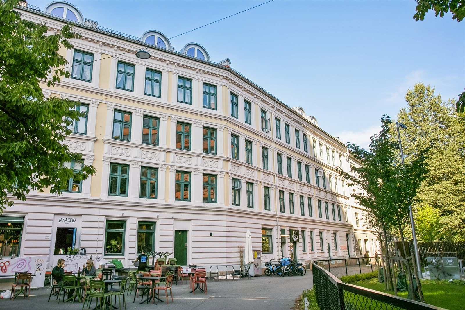 Stilfull og vakker fasade tilbaketrukket fra trafikk og støy. Koselig café i rett utenfor døren Galleribilde