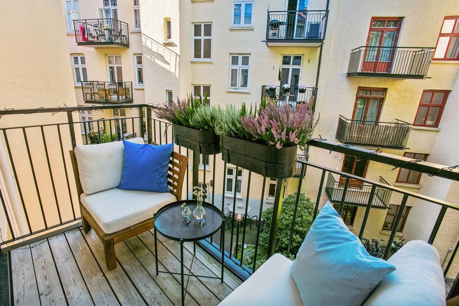 Koselig balkong med gode solforhold. Her vender du inn mot en stille, frodig bakgård og kan nyte sene kvelder Galleribilde