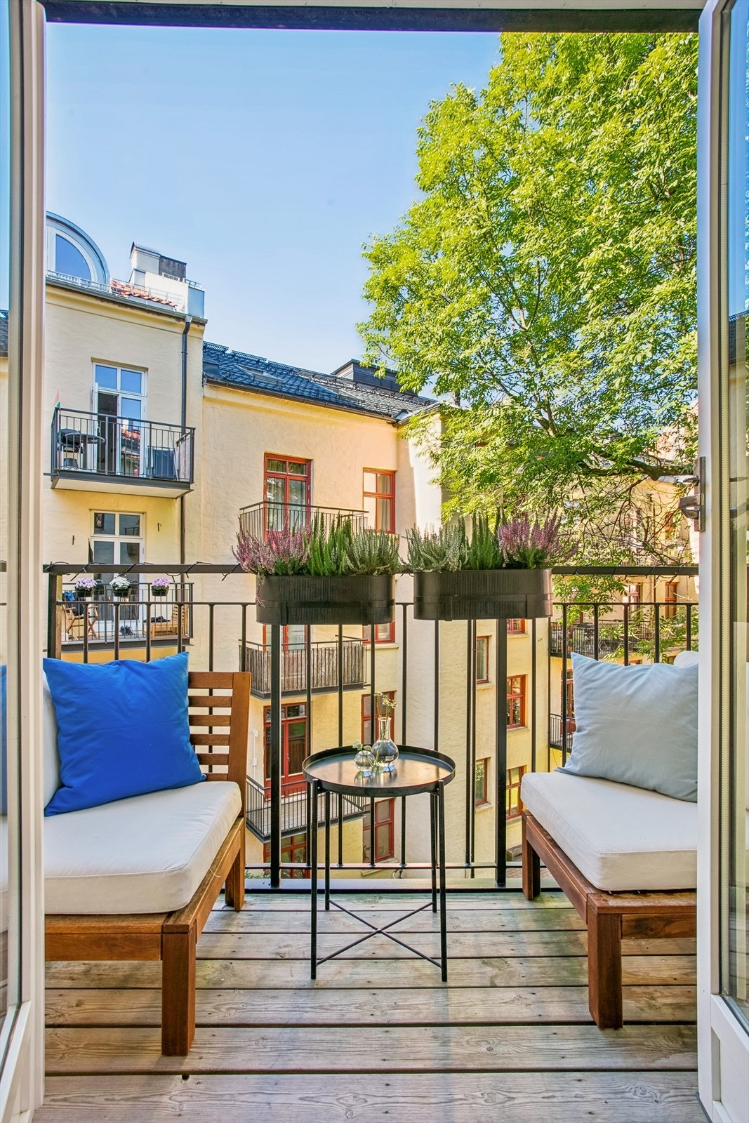 Koselig nordvestvendt balkong vendt mot bakgård med adkomst fra kjøkkenet Galleribilde