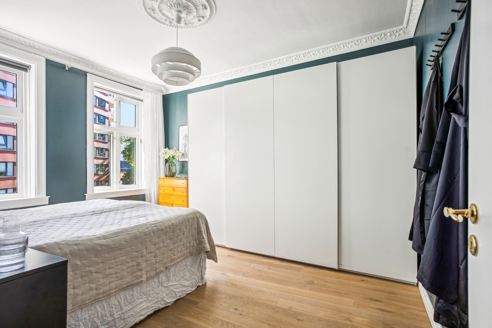 Soverom 2 er av svært god størrelse og gir god plass til garderobe, dobbeltseng og tilhørende soveromsmøblement Galleribilde