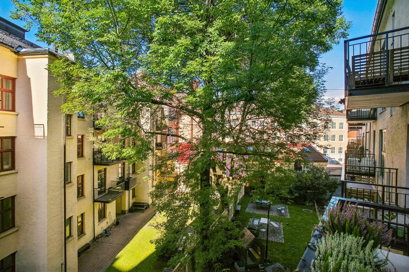 I bakgården finner du flere sittegrupper og fellesgrill som er et fint tilskudd til balkongen ved større selskap Galleribilde